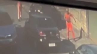 Câmera mostra gari agonizando antes de morrer após ser baleado
