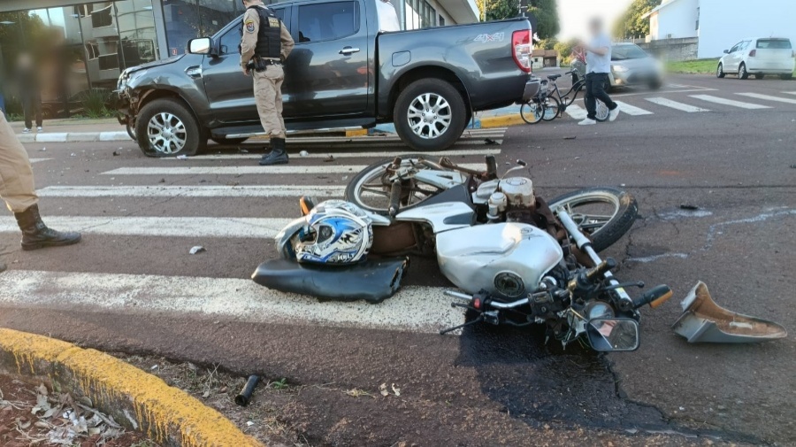 Motociclista sofre fratura exposta após colisão com caminhonete em Toledo