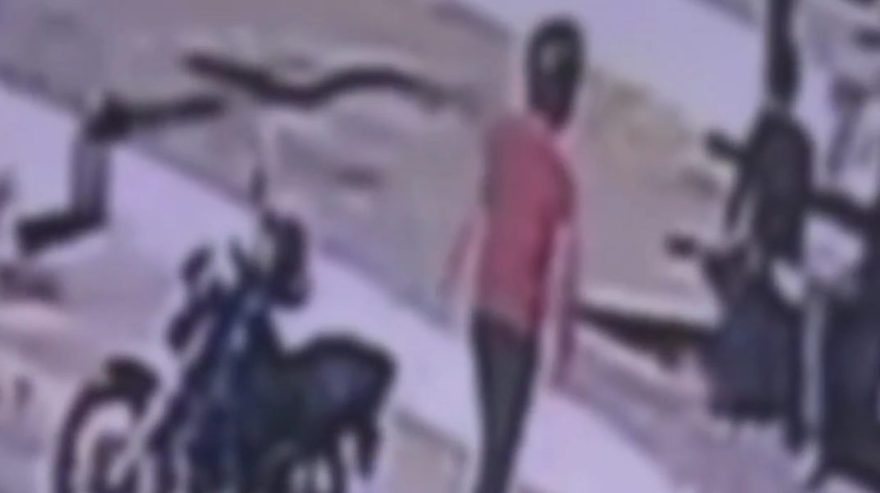 Câmera flagra momento em que João Farias da Silva é assassinado em ponto de ônibus