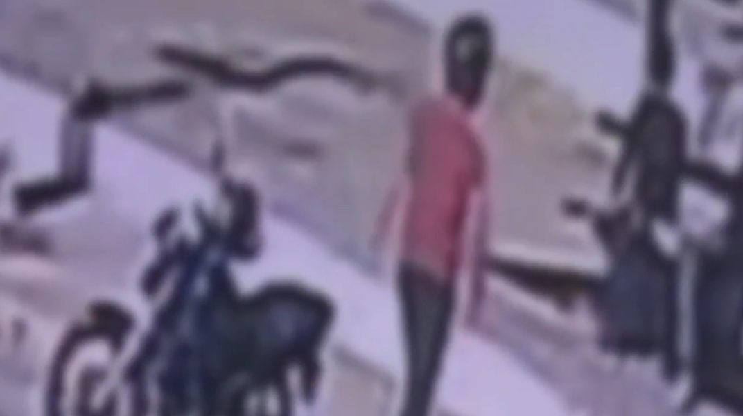 Câmera flagra momento em que João Farias da Silva é assassinado em ponto de ônibus