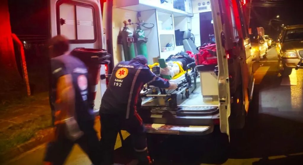 Motociclista tem fratura exposta após bater contra caminhonete em Ponta Grossa