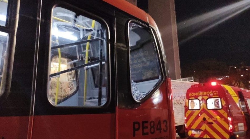 Colisão entre biarticulados em Curitiba deixa passageiro ferido e vidro estilhaçado