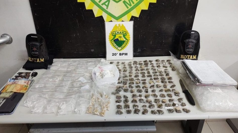 De latinha na mão à “biqueira” disfarçada: ROTAM prende mulher com tornozeleira e muita droga