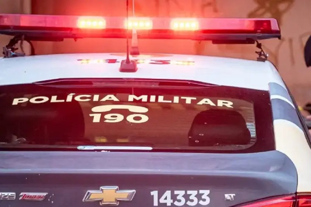 Mulher invade garagem, furta veículo, causa danos e ameaça incêndio na casa do ex
