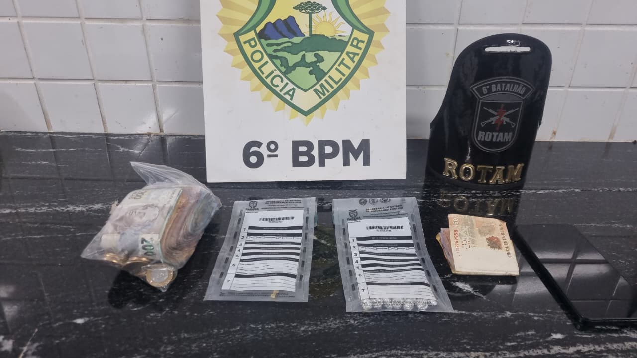 Rotam prende suspeito de tráfico e usuários em operação no Santa Cruz Rotam prende suspeito de tráfico e usuários em operação no Santa Cruz