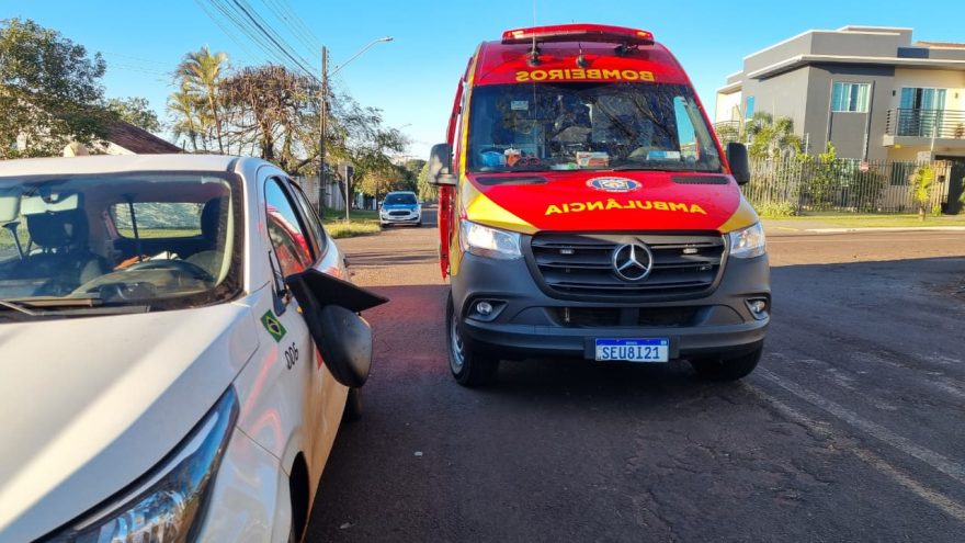Jovem fica ferido após colisão entre patinete e Argo no Bairro Universitário, em Cascavel