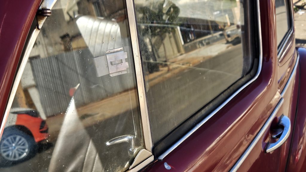 Criança de 5 anos é esquecida dentro de carro e é salva por populares