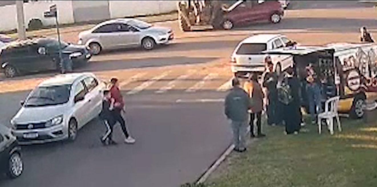 Ford Ka bate contra escavadeira durante retorno no meio da via Ford Ka bate contra escavadeira durante retorno no meio da via