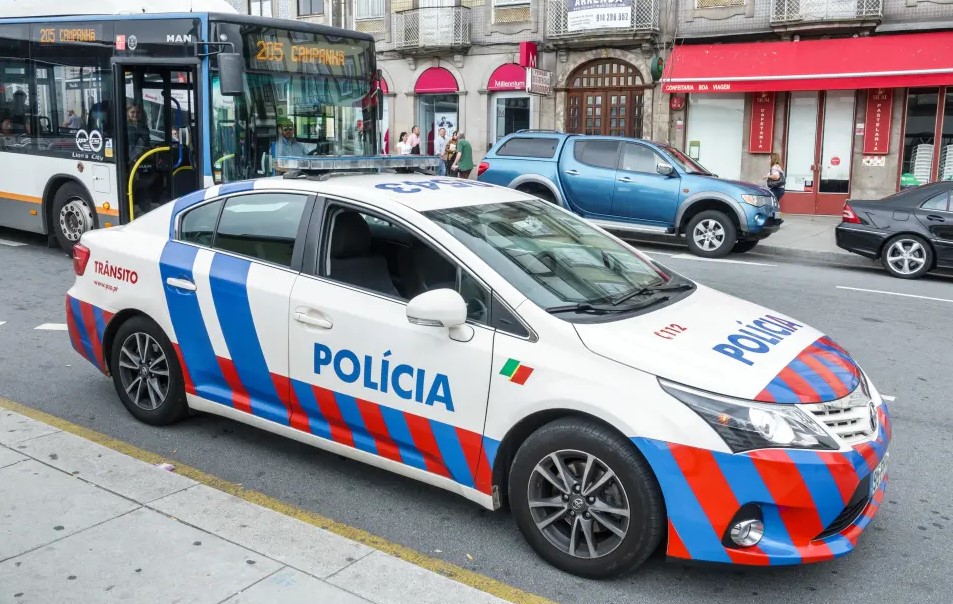 Homem morre sufocado após esposa de 100 kg cair da cama sobre ele em Portugal Homem morre sufocado após esposa de 100 kg cair da cama sobre ele em Portugal
