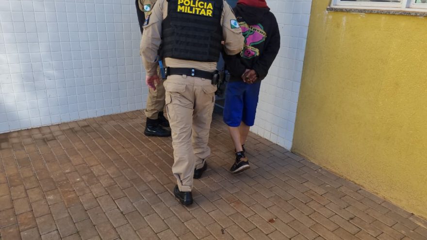 Com carretinha cheia de fios furtados, homem é detido pela PM