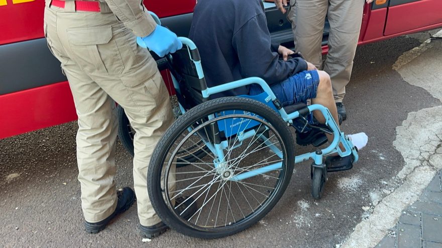 Jovem fica ferido em acidente envolvendo motocicleta e caminhonete em Cascavel