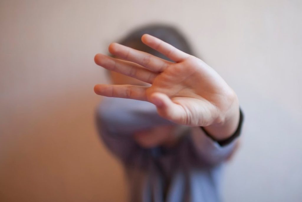 Menino de 8 anos é queimado com garfo quente: madrasta é suspeita