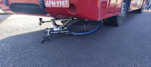 Ciclista é esmagado por ônibus coletivo e é socorrido em estado gravíssimo Ciclista é esmagado por ônibus coletivo e é socorrido em estado gravíssimo