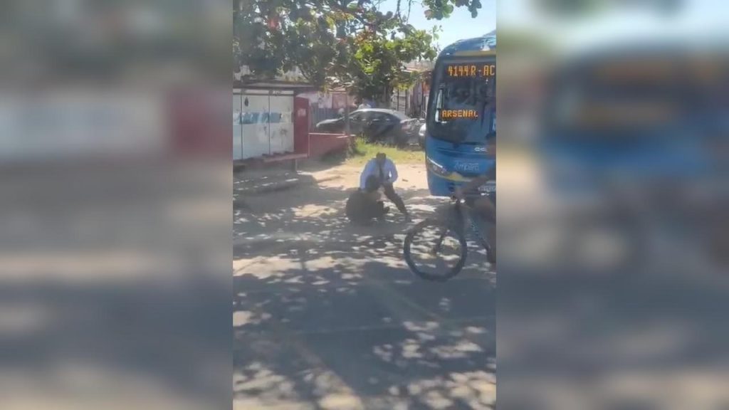 Briga de rua: motorista de ônibus e motociclista trocam socos