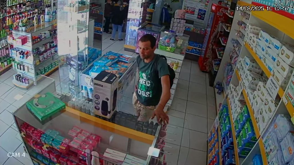 Vídeo! Ladrão esconde perfume no shorts e foge de farmácia na Avenida Tito Muffato