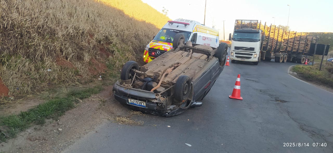 Carro capota após batida na traseira na BR-376 e motorista vai parar no hospital Carro capota após batida na traseira na BR-376 e motorista vai parar no hospital