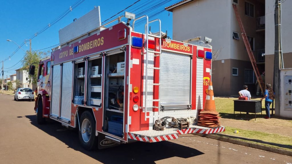 Pomba fica presa em prédio e mobiliza bombeiros no Riviera