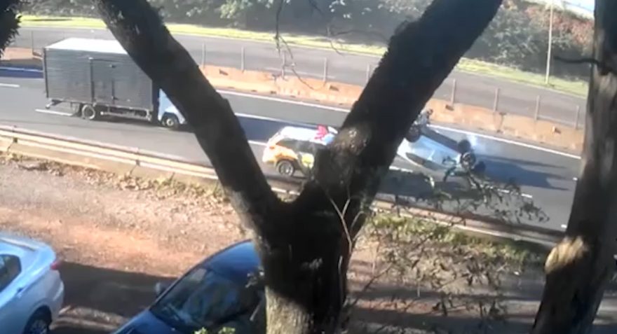 Veja momento em que Fiat Argo roubado em Cascavel capota na BR-277 durante perseguição policial