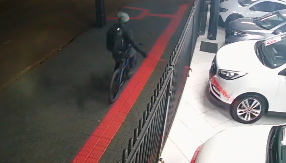 Maníaco da tinta vermelha: indivíduo é flagrado vandalizando garagens de veículos em Cascavel