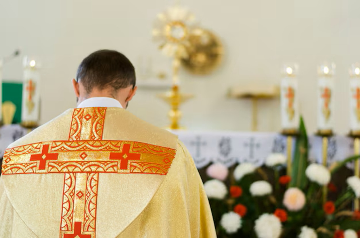 Padre é afastado em Cascavel após denúncia de pedofilia Imagem referente a Padre é afastado em Cascavel após denúncia de pedofilia