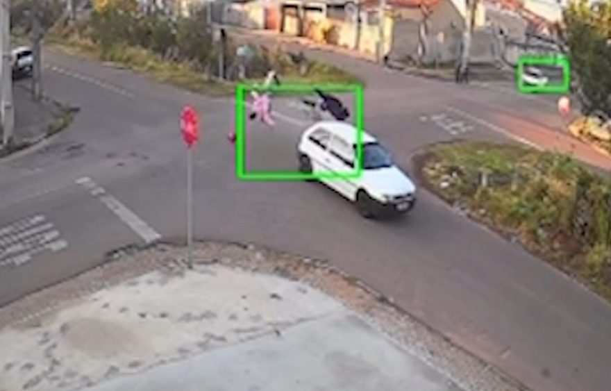 Imagens fortes: Pais e bebê de 11 meses voam após forte colisão com carro