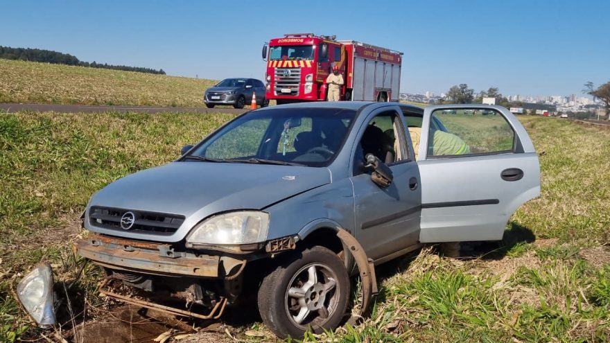 Mulher fica ferida após Corsa sair da pista e cair em canteiro central da BR-467, em Cascavel