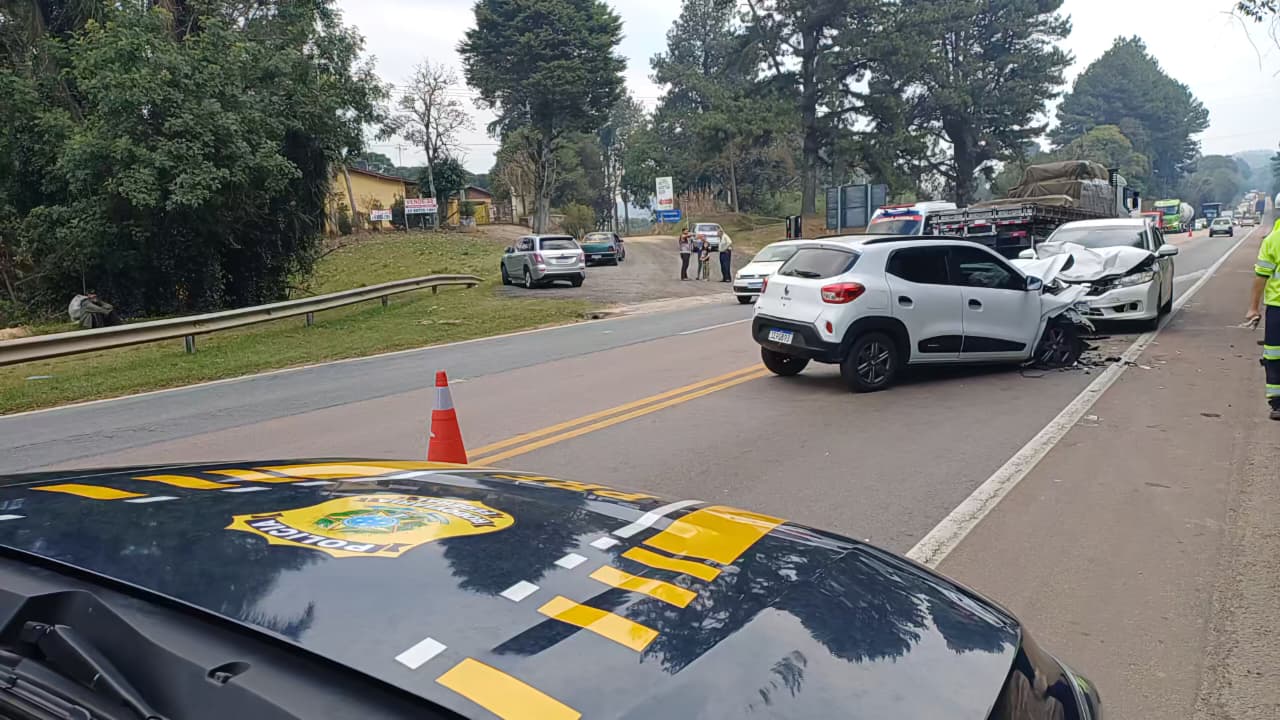 Colisão frontal deixa cinco feridos na BR-116, em Mandirituba