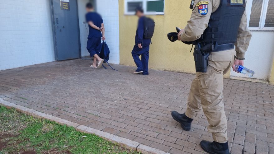 Menino passa mal após fumar maconha em colégio de Cascavel, professora chama PM e cigarro é apreendido