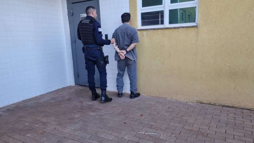 Homem diz que é policial, invade escola, ameaça GM e acaba preso em Cascavel
