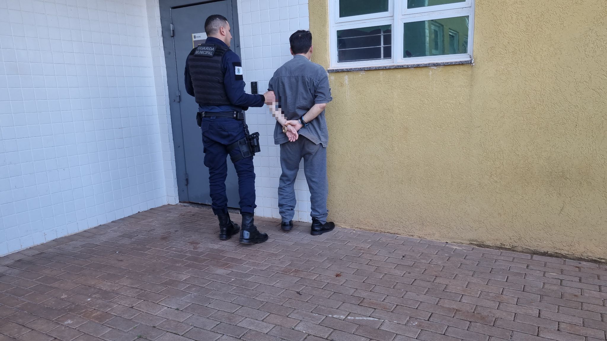 Homem diz que é policial, invade escola, ameaça GM e acaba preso em Cascavel