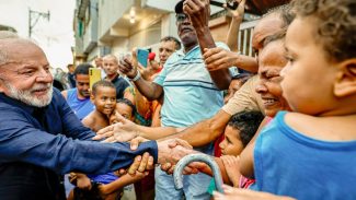 Lula entrega 599 títulos de terra em antiga área de palafitas em PE 