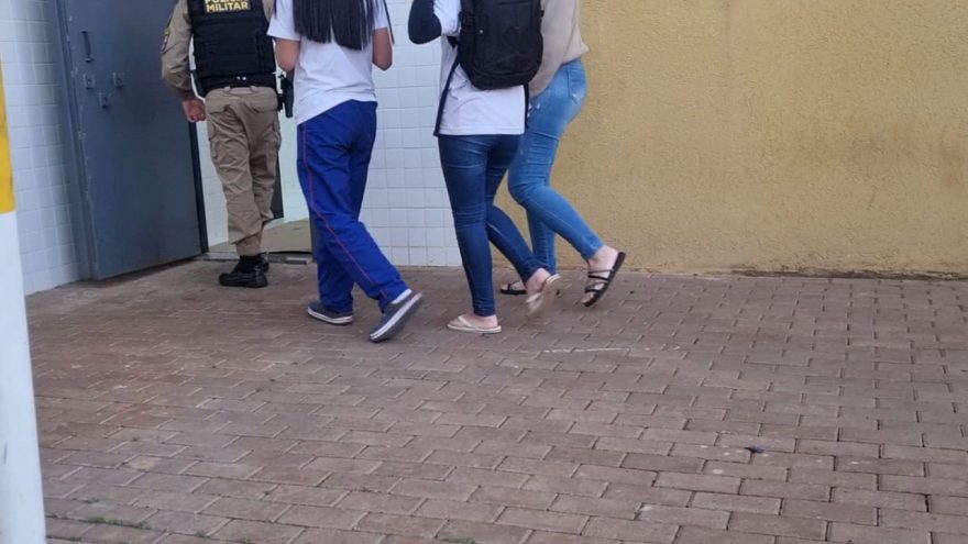 Briga escolar intensa: Três meninas saem nos tapas no colégio Costa e Silva