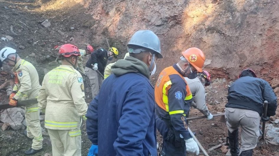 Bombeiros confirmam que trabalho de buscas em fábrica de explosivos segue; não há previsão de término