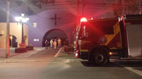 Mistério no Cemitério! Mulher é vista trancada, mas desaparece com a chegada dos Bombeiros Mistério no Cemitério! Mulher é vista trancada, mas desaparece com a chegada dos Bombeiros