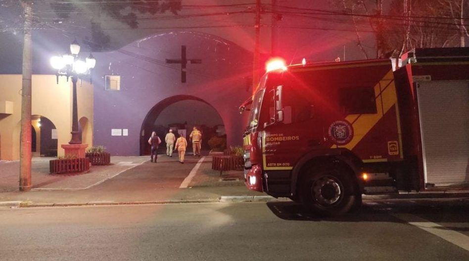 Mistério no Cemitério! Mulher é vista trancada, mas desaparece com a chegada dos Bombeiros