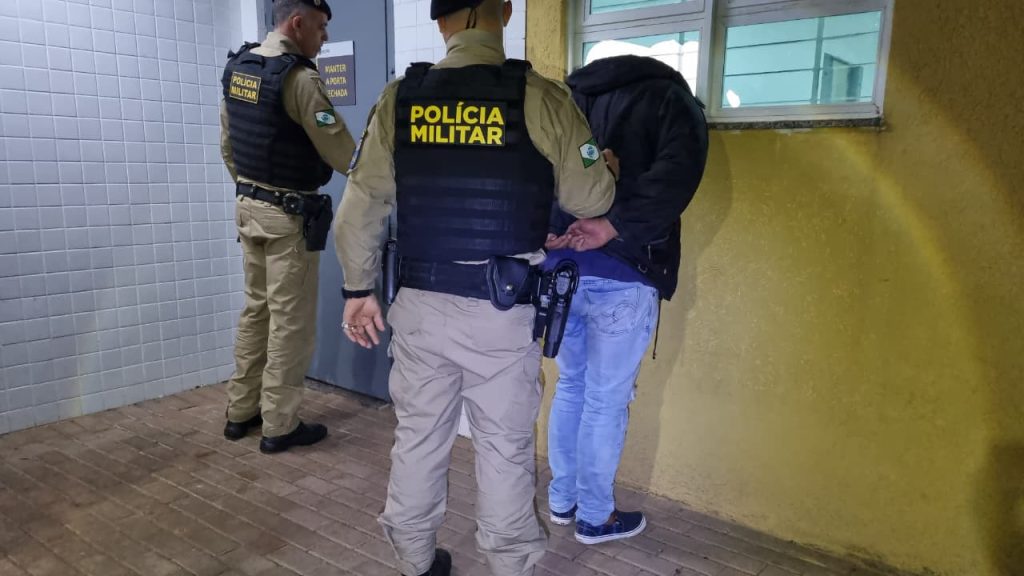 Homem chuta a irmã durante confusão no Riviera e acaba detido pela PM
