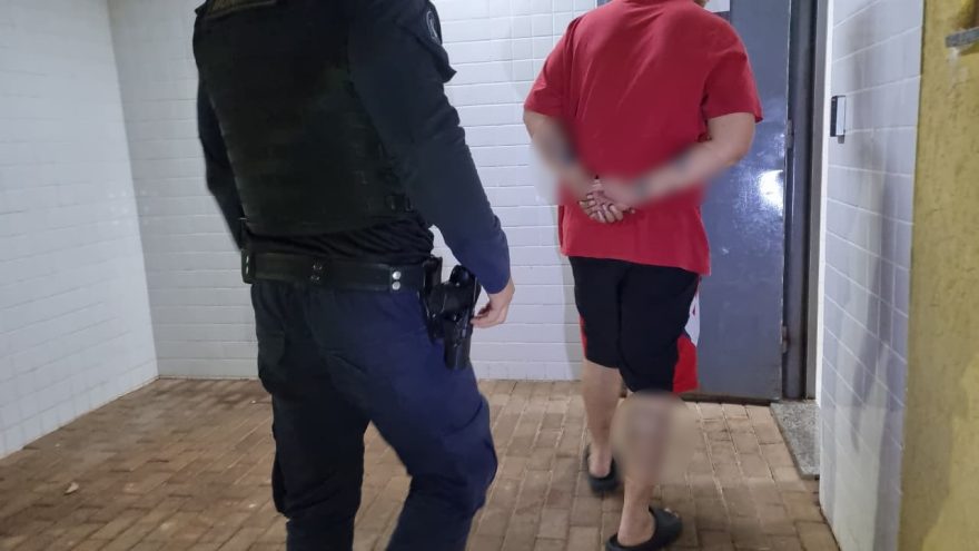 Rapaz é detido pela Guarda Municipal por violência doméstica no Bairro Periolo