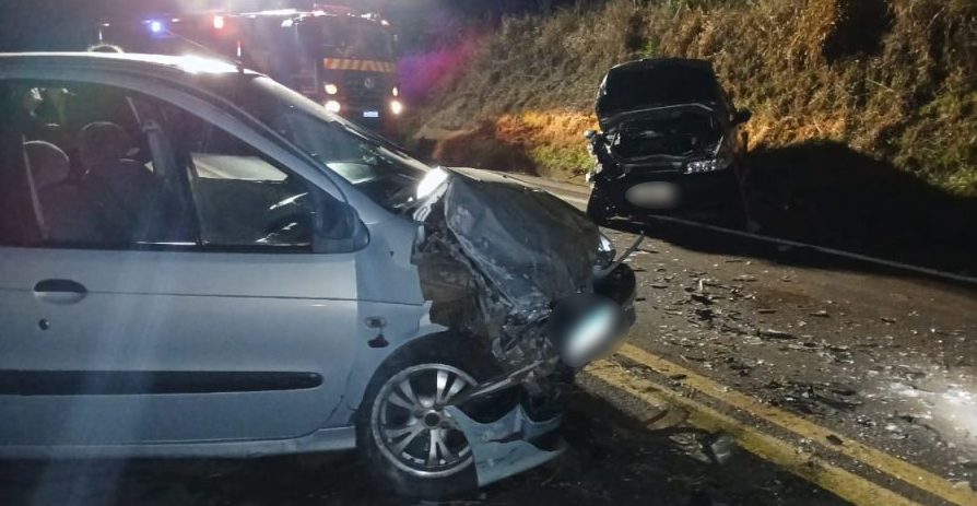 Batida frontal deixa duas pessoas feridas na PR-180