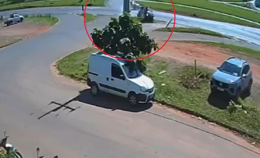 Vídeo mostra momento da colisão entre carro e moto na PR-323, em Umuarama