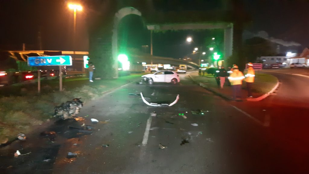 Carro capota várias vezes após bater em concreto e motorista fica em estado grave