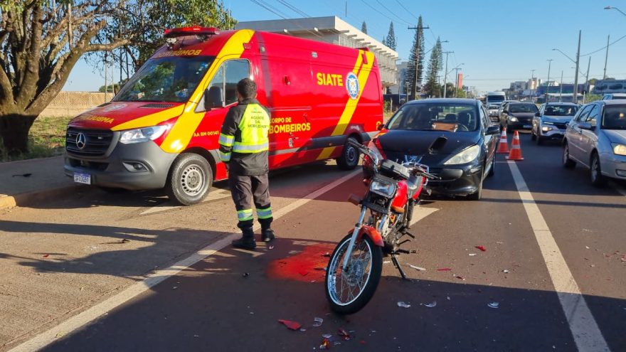 Colisão traseira entre carro e moto deixa piloto ferido e gera congestionamento na Avenida Carlos Gomes