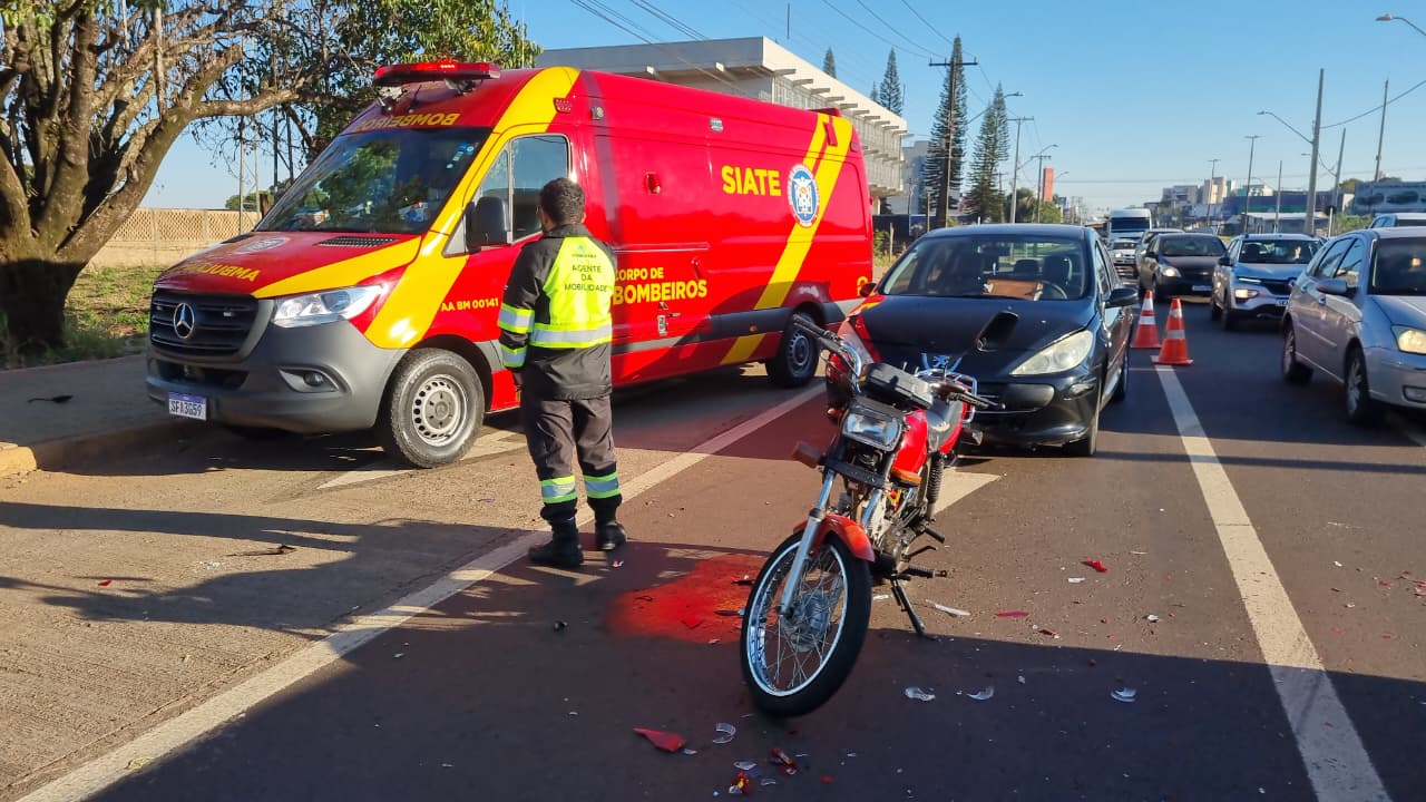 Colisão traseira entre carro e moto deixa piloto ferido e gera congestionamento na Avenida Carlos Gomes