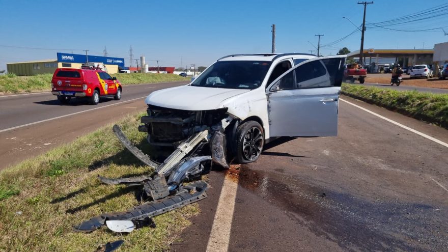 Mitsubishi Outlander bate contra barranco e quase capota na PRc-467