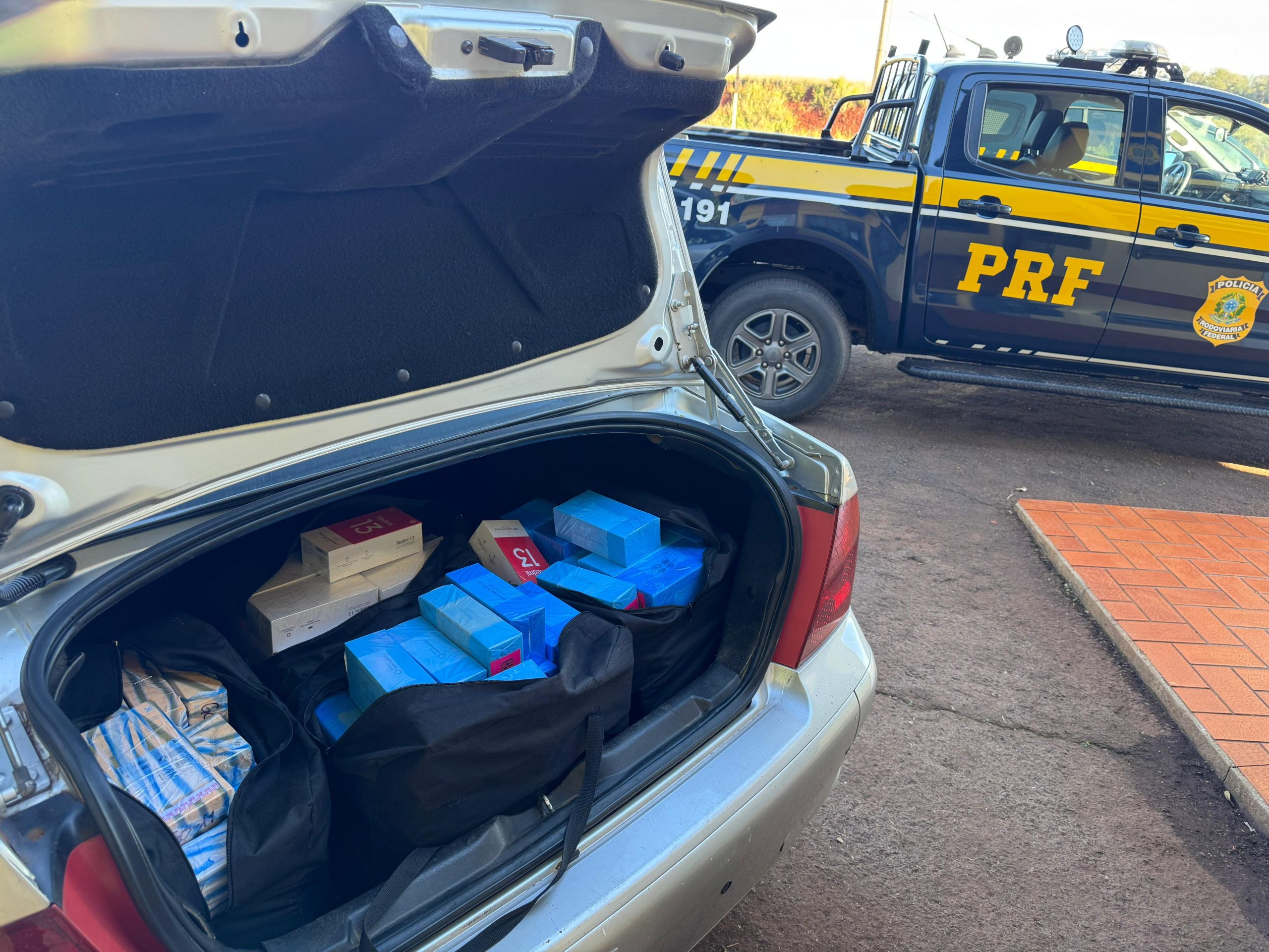 Mulher é flagrada com 150 celulares paraguaios em carro na BR-163 em Cascavel