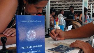 Número de pessoas em busca de emprego cai 21% no segundo trimestre Número de pessoas em busca de emprego cai 21% no segundo trimestre