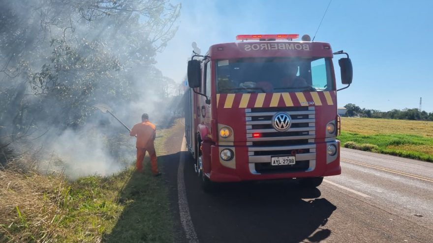 Fogo na PR-180: Bombeiros são acionados para combater incêndio em vegetação
