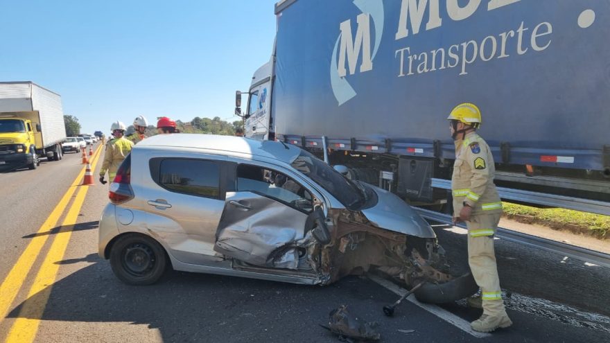 Forte acidente entre carro e caminhão bloqueia pista na BR-277, em Cascavel