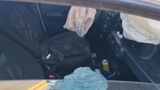 Casal abandona Fiat Mobi após acidente com caminhão na BR-277, em Cascavel