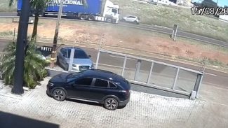 Câmeras mostram Fiat Mobi invadindo a contramão antes de forte acidente na BR-277