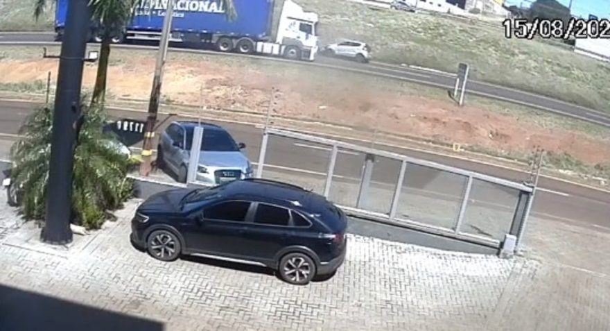 Câmeras mostram Fiat Mobi invadindo a contramão antes de forte acidente na BR-277